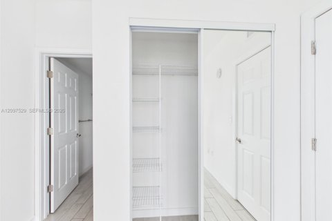 Copropriété à louer à Miami, Floride: 2 chambres, 75.62 m2 № 2407337 - photo 20