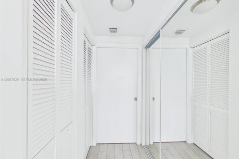 Copropriété à louer à Miami, Floride: 2 chambres, 75.62 m2 № 2407337 - photo 13