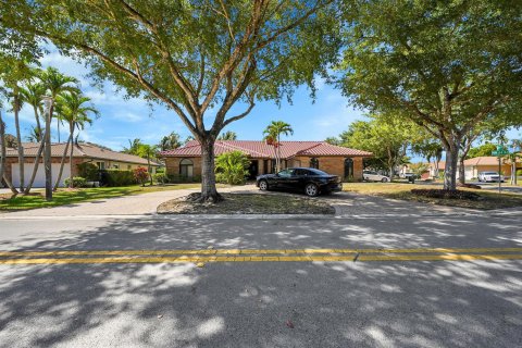 House in Coral Springs, Florida 4 bedrooms, 242.38 sq.m. № 2247045