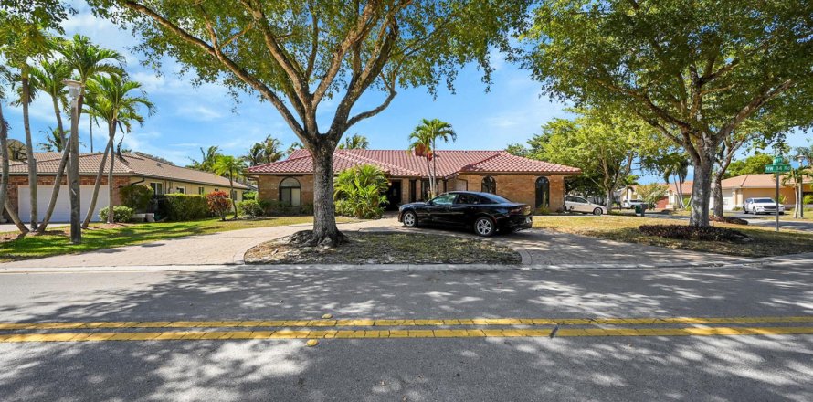 House in Coral Springs, Florida 4 bedrooms, 242.38 sq.m. № 2247045