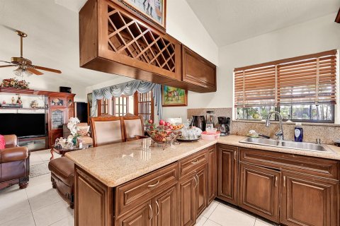 House in Coral Springs, Florida 4 bedrooms, 242.38 sq.m. № 2247045 - photo 15