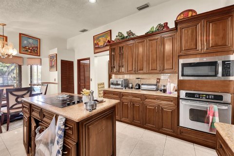 House in Coral Springs, Florida 4 bedrooms, 242.38 sq.m. № 2247045 - photo 14