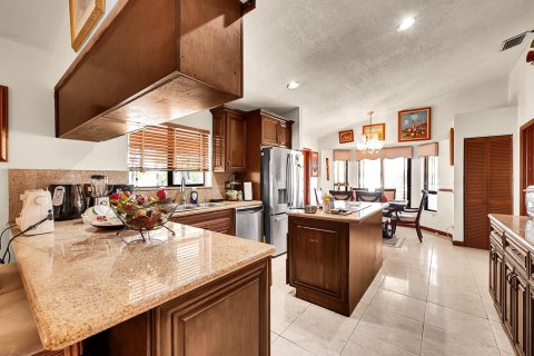 House in Coral Springs, Florida 4 bedrooms, 242.38 sq.m. № 2247045 - photo 13