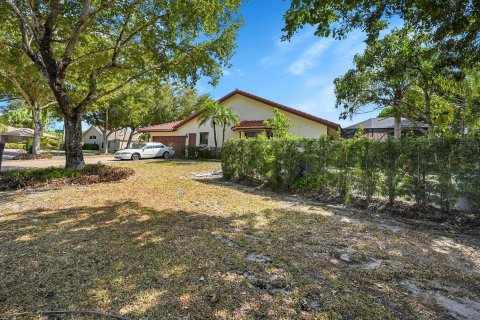 House in Coral Springs, Florida 4 bedrooms, 242.38 sq.m. № 2247045 - photo 3