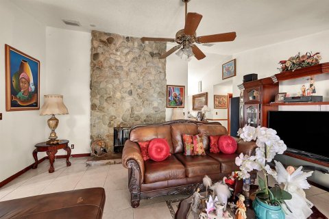 House in Coral Springs, Florida 4 bedrooms, 242.38 sq.m. № 2247045 - photo 18