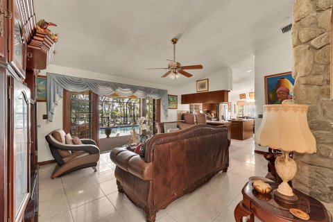 House in Coral Springs, Florida 4 bedrooms, 242.38 sq.m. № 2247045 - photo 20