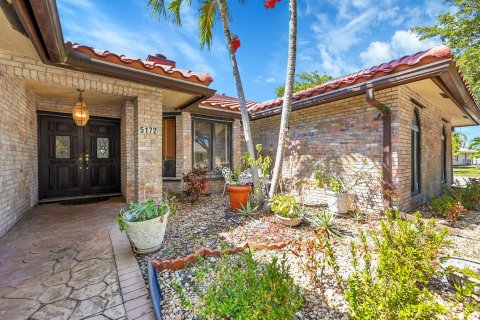House in Coral Springs, Florida 4 bedrooms, 242.38 sq.m. № 2247045 - photo 4