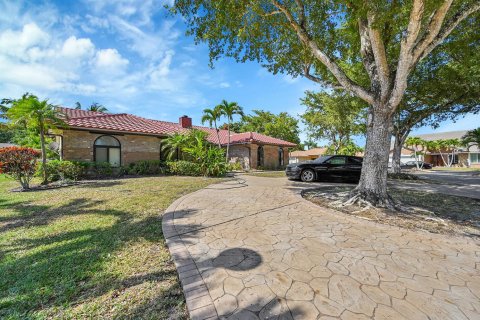 House in Coral Springs, Florida 4 bedrooms, 242.38 sq.m. № 2247045 - photo 2