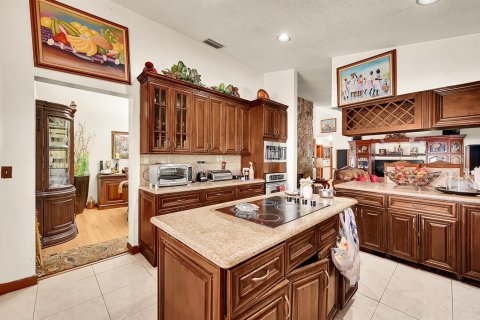 House in Coral Springs, Florida 4 bedrooms, 242.38 sq.m. № 2247045 - photo 12