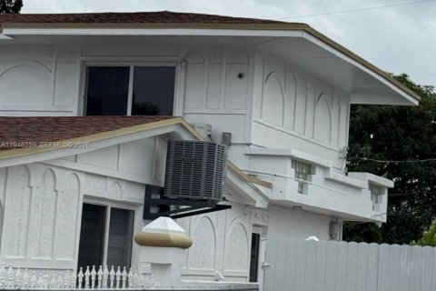 Квартира в Опа-Локка, Флорида 2 спальни, 273.32м2 № 2002617