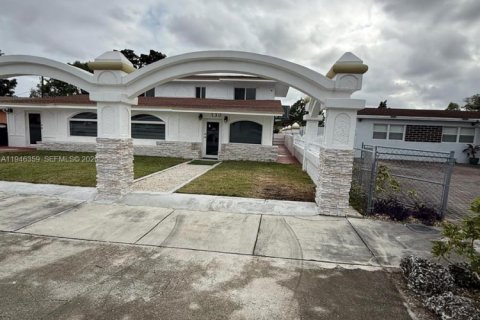 Снять в аренду квартиру в Опа-Локка, Флорида 2 спальни, 273.32м2, № 2002617 - фото 2