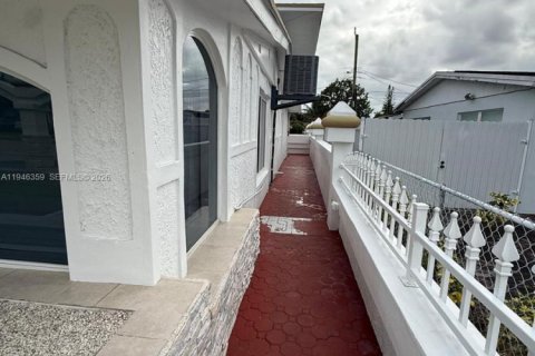 Снять в аренду квартиру в Опа-Локка, Флорида 2 спальни, 273.32м2, № 2002617 - фото 3