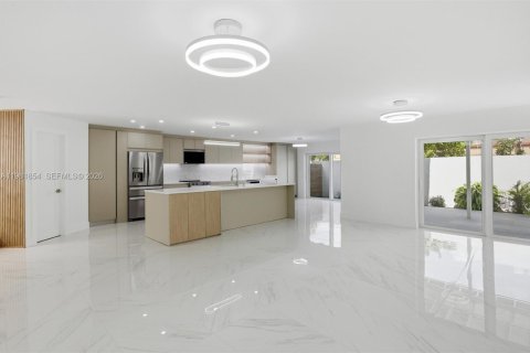 House in Miami, Florida 4 bedrooms, 187.29 sq.m. № 2043163 - photo 19