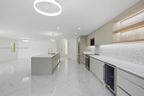 House in Miami, Florida 4 bedrooms, 187.29 sq.m. № 2043163 - photo 14