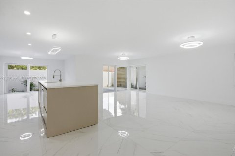 House in Miami, Florida 4 bedrooms, 187.29 sq.m. № 2043163 - photo 5