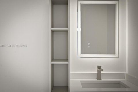 House in Miami, Florida 4 bedrooms, 187.29 sq.m. № 2043163 - photo 25