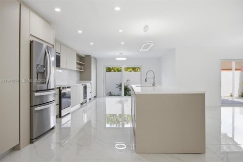 House in Miami, Florida 4 bedrooms, 187.29 sq.m. № 2043163 - photo 6