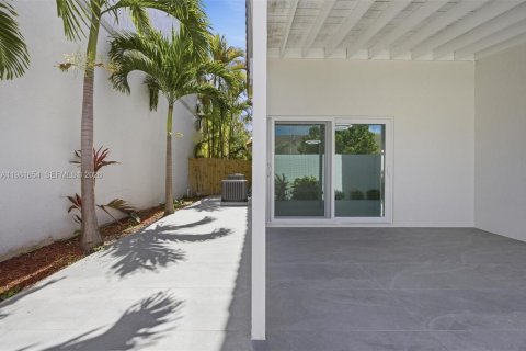 House in Miami, Florida 4 bedrooms, 187.29 sq.m. № 2043163 - photo 22