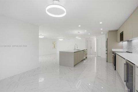 House in Miami, Florida 4 bedrooms, 187.29 sq.m. № 2043163 - photo 13