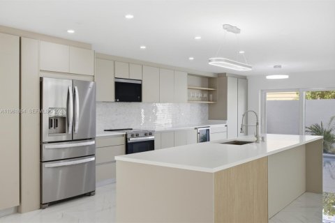 House in Miami, Florida 4 bedrooms, 187.29 sq.m. № 2043163 - photo 8