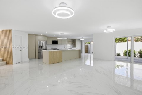 House in Miami, Florida 4 bedrooms, 187.29 sq.m. № 2043163 - photo 11