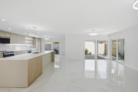 House in Miami, Florida 4 bedrooms, 187.29 sq.m. № 2043163 - photo 18