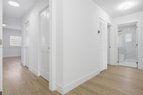 House in Miami, Florida 4 bedrooms, 187.29 sq.m. № 2043163 - photo 30