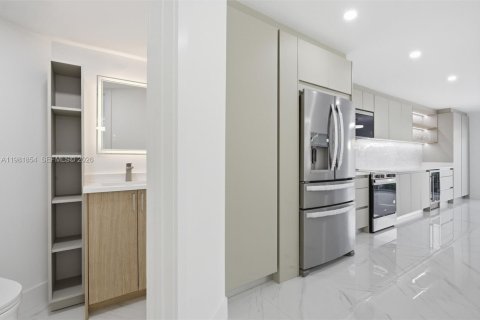 House in Miami, Florida 4 bedrooms, 187.29 sq.m. № 2043163 - photo 26