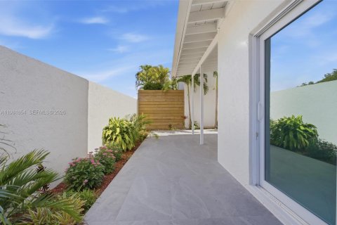 House in Miami, Florida 4 bedrooms, 187.29 sq.m. № 2043163 - photo 23