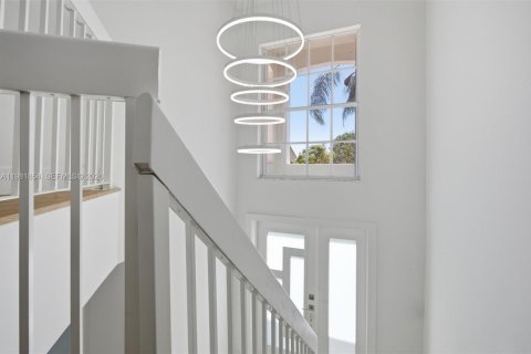 House in Miami, Florida 4 bedrooms, 187.29 sq.m. № 2043163 - photo 29