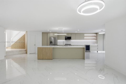 House in Miami, Florida 4 bedrooms, 187.29 sq.m. № 2043163 - photo 16