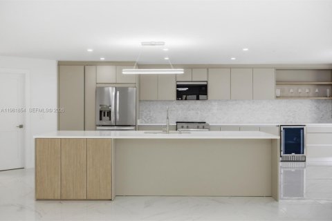 House in Miami, Florida 4 bedrooms, 187.29 sq.m. № 2043163 - photo 9