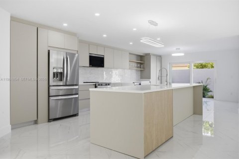 House in Miami, Florida 4 bedrooms, 187.29 sq.m. № 2043163 - photo 7