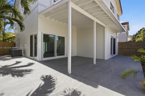 House in Miami, Florida 4 bedrooms, 187.29 sq.m. № 2043163 - photo 20