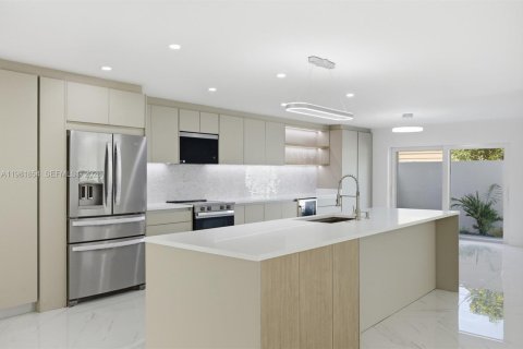 House in Miami, Florida 4 bedrooms, 187.29 sq.m. № 2043163 - photo 17