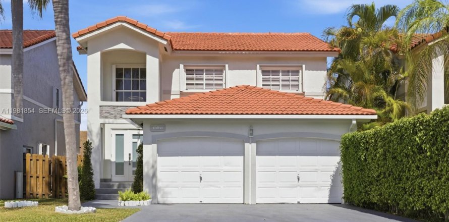 House in Miami, Florida 4 bedrooms, 187.29 sq.m. № 2043163