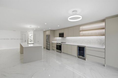 House in Miami, Florida 4 bedrooms, 187.29 sq.m. № 2043163 - photo 15