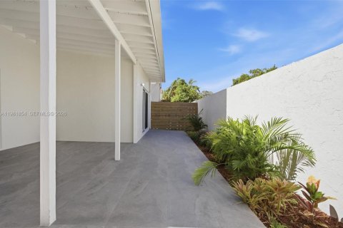 House in Miami, Florida 4 bedrooms, 187.29 sq.m. № 2043163 - photo 21