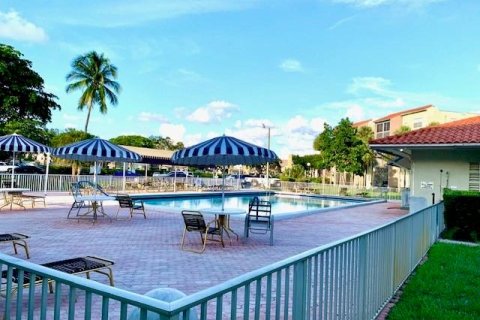 Condo in North Lauderdale, Florida, 2 bedrooms  № 689023 - photo 1
