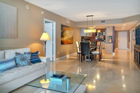 Condo in Hallandale Beach, Florida, 3 bedrooms  № 1937528 - photo 18