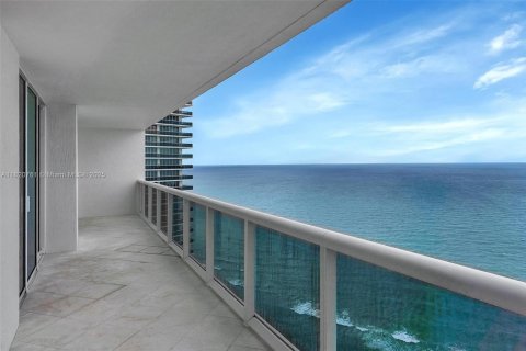 Condo in Hallandale Beach, Florida, 3 bedrooms  № 1937528 - photo 12