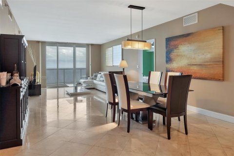 Condominio en alquiler en Hallandale Beach, Florida, 3 dormitorios, 171.03 m2 № 1937528 - foto 6
