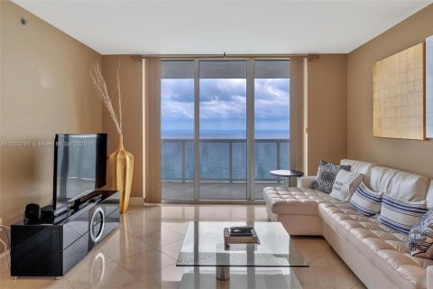 Condo in Hallandale Beach, Florida, 3 bedrooms  № 1937528 - photo 9