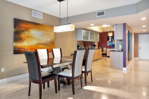 Condo in Hallandale Beach, Florida, 3 bedrooms  № 1937528 - photo 21