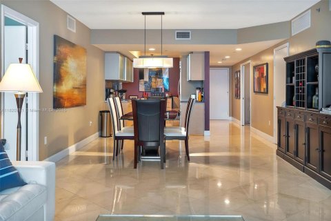 Condo in Hallandale Beach, Florida, 3 bedrooms  № 1937528 - photo 20