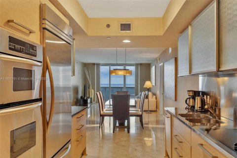 Condo in Hallandale Beach, Florida, 3 bedrooms  № 1937528 - photo 24
