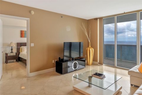 Condo in Hallandale Beach, Florida, 3 bedrooms  № 1937528 - photo 8