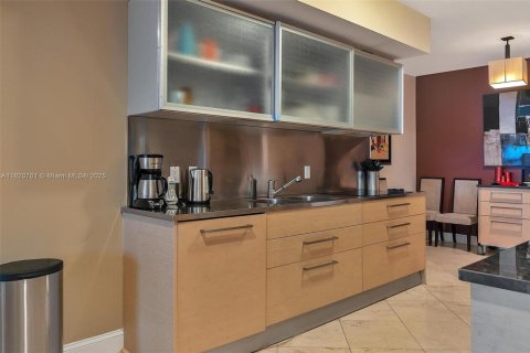 Condo in Hallandale Beach, Florida, 3 bedrooms  № 1937528 - photo 22