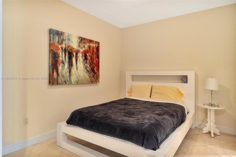 Condo in Hallandale Beach, Florida, 3 bedrooms  № 1937528 - photo 27
