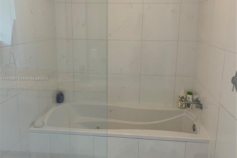 Condo in Miami, Florida, 1 bedroom  № 1859660 - photo 20